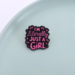 Emaille-Pin mit I'M Literally JUST A GIRL Spruch und rosa Schleife auf Keramikschale