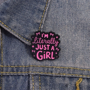 Rosa I'm Literally Just a Girl Emaille-Pin mit Schleife an einer Jeansjacke