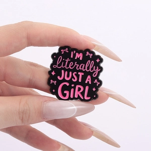 Emaille-Brosche in Rosa mit 'I'M literally JUST A GIRL' Schriftzug und Schleife