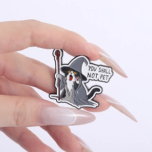 Detailaufnahme der Katzen-Magier-Emaille-Anstecknadel mit dem Spruch 'YOU SHALL NOT PET'