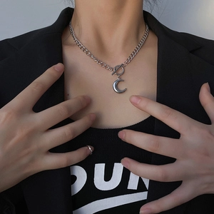 Collana con ciondolo a mezza luna lucida, catena Rolo e chiusura a T in acciaio argento