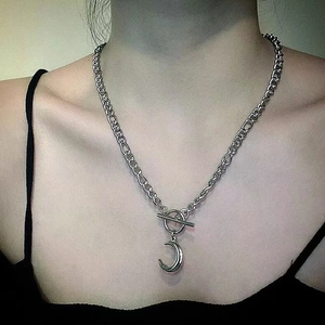 Dettaglio del ciondolo a luna d'argento su catena a maglie spesse con chiusura OT