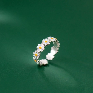 Verstellbarer S925 Silberring mit durchgehendem Design aus weißen Gänseblümchen