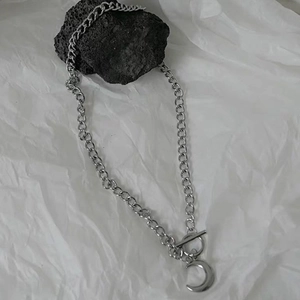 Dettaglio del ciondolo a luna d'argento su catena in acciaio con chiusura a levetta OT