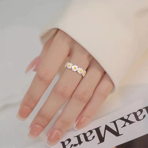Minimalistischer Gänseblümchen-Ring aus S925 Silber mit weißer Emaille für Damen