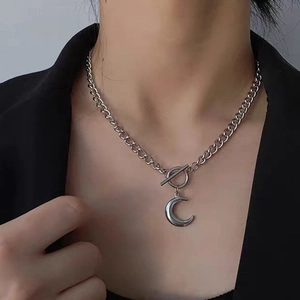 Collana con Ciondolo a Mezzaluna Tonalità Argento con Chiusura Toggle in Lega di Zinco Accessorio Stile Street Minimalista