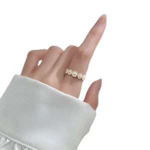 Minimalistischer Gänseblümchenring in Silber mit weißen Blütenblättern für Damen im Korea-Stil