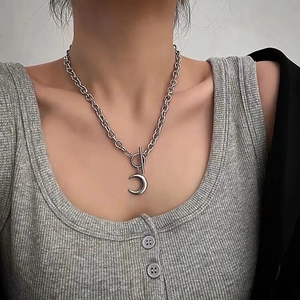 Collana con ciondolo a luna d'argento lucido con catena spessa e chiusura OT indossata