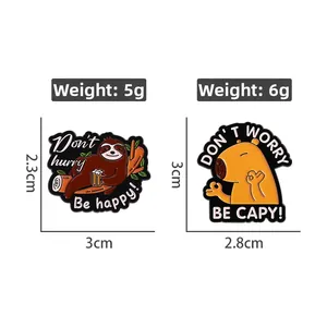 Vue détaillée des épinglettes capybara et paresseux avec dimensions et poids précis