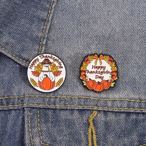 Spille smaltate per il Ringraziamento con tacchino e zucca su una giacca di jeans