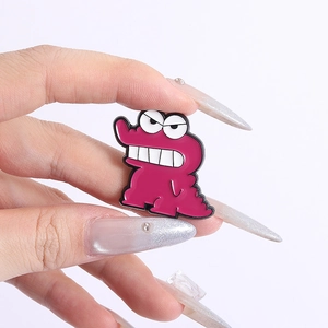 Spilla in smalto a forma di coccodrillo rosa divertente con espressione sarcastica