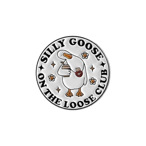 Στρογγυλή κονκάρδα σμάλτου Silly Goose Club με χαριτωμένη χήνα που κρατά καφέ