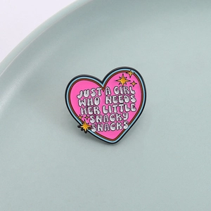 Spilla cuore rosa in smalto con testo Just a girl who needs her little snacky snacks