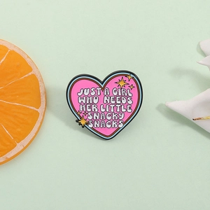 Simpatica Spilla in Smalto a Forma di Cuore Rosa Just A Girl Needs Snacks Slogan Spilla in Lega di Metallo Distintivo Spilla da Bavero per Zaino Giacca Gioielli Regalo