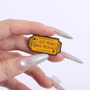 Broche ticket en émail jaune avec texte I Love Musicals et numéro 24601 gravé