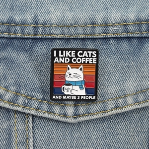 Spilla quadrata in smalto con gatto e caffè su una giacca di jeans blu vintage