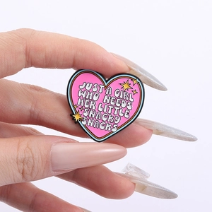 Spilla smaltata a cuore rosa con scritta Just A Girl Who Needs Her Little Snacky Snacks