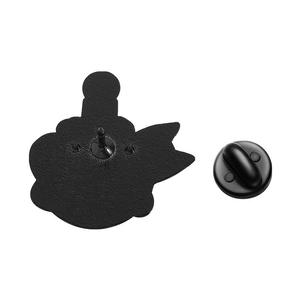 Detailansicht der schwarzen Emaille-Pin-Rückseite mit Doppelspikes und Gummikupplung