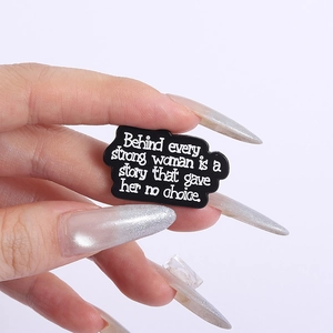 Pin's créatif en émail avec citation de motivation blanche sur fond ondulé noir