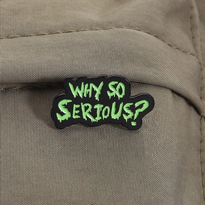 Pin's en émail punk avec texte Why So Serious vert néon sur base en métal noir chic