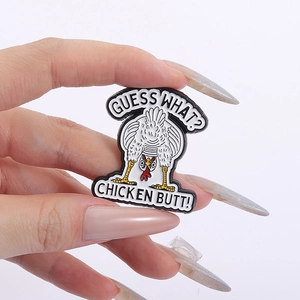 Spilla divertente in smalto a forma di pollo bianco con testo 'Guess What Chicken Butt'