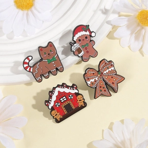 Detailansicht von vier Emaille-Anstecknadeln mit Lebkuchenkatze und Weihnachts-Schleife