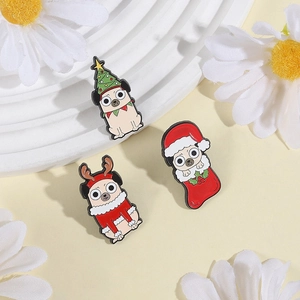 Dreiteiliges Weihnachts-Mops-Emaille-Anstecknadel-Set mit festlichen Kränzen und Socken