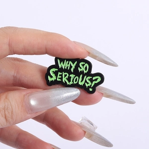 Broche en émail amusante avec texte Why So Serious vert néon sur base métallique
