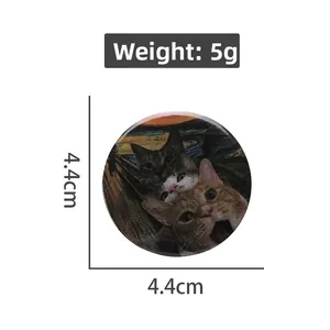 Détail du badge rond en fer-blanc avec chat, montrant le diamètre de 4,4 cm et le poids de 5 g