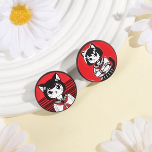 Pins ronds d'écolière chat anime japonais en uniforme scolaire sur fond jaune