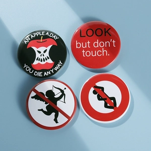 Ensemble de quatre badges créatifs en fer-blanc avec graphismes drôles sur fond bleu