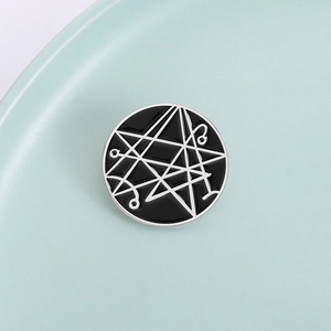Dettaglio della spilla circolare in smalto con intricati simboli occulti geometrici d'argento