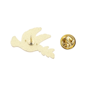 Détail du dos de la broche colombe dorée avec son fermoir papillon et son épingle en métal