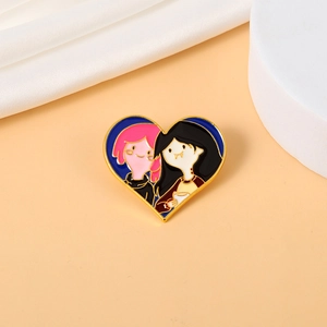 Détail de l'épingle émaillée cœur avec personnages Adventure Time sur fond de satin