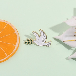 Broche Colombe de la Paix Avec Branche d'Olivier en Alliage de Zinc Émail Épinglette Badge pour Vêtements Sac à Dos Chapeau Décoration Unisexe Bijoux Cadeau