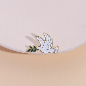 Élégante broche colombe de la paix en émail blanc avec bords dorés et rameau d'olivier
