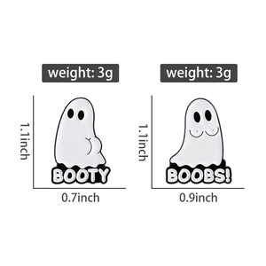 Gros plan détaillé des pin's fantômes amusants avec motifs lettrés booty et boobs