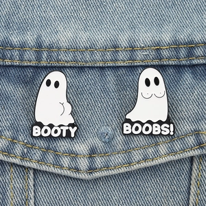 Lot de pins fantômes humoristiques avec lettrage Booty et Boobs sur veste en jean