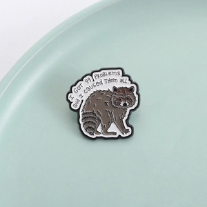 Broche en émail de raton laveur avec texte humoristique sur fond de plat céramique