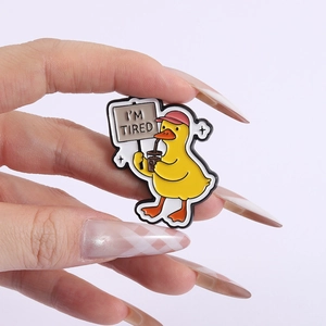 Niedliche Cartoon Ente Emaille Brosche mit rosa Hut und I'M TIRED Schild Motiv