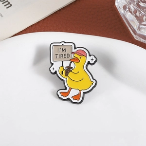 Lustige Emaille-Anstecknadel mit gelber Ente, rosa Mütze und I'M TIRED Kaffeeschild