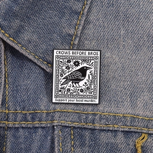 Gothic-Emaille-Pin mit schwarzer Krähen-Illustration und Crows Before Bros Schriftzug