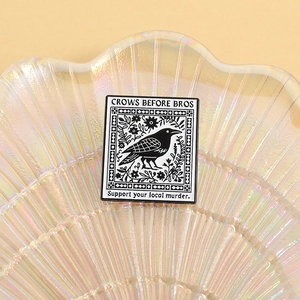 Gothik Emaille-Anstecker mit Krähen-Motiv und Spruch auf schillernder Perlmuttschale