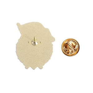 Detailweergave van de gouden CCCP-badge achterkant met zandstraalafwerking en vlindersluiting
