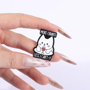 Détail du pin's chat blanc avec le slogan humoristique More Chianti Less I Canty