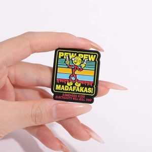 Détail d'un badge en PVC au style dessin animé rétro avec figurine et texte Pew Pew