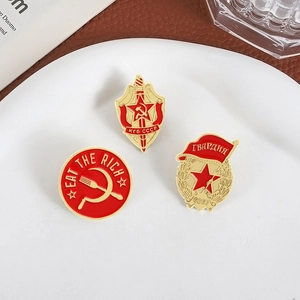 Sovjet CCCP metalen insigneset met rood emaille op een elegant wit presentatiebord