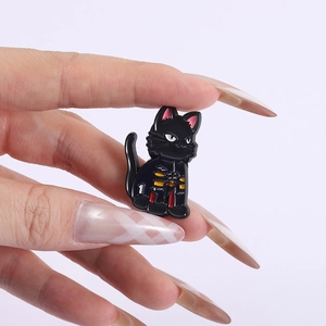 Schwarze Katze Rennfahrer Emaille-Anstecknadel im Gothic-Stil mit Rennanzug und Nummer 1