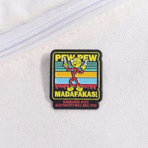 Détail du pin's émaillé Pew Pew Madafakas avec dessin rétro sur fond de toile blanche