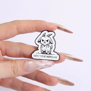 Gros plan sur le pin's émaillé chèvre avec texte humoristique GOAT TO BE KIDDING ME